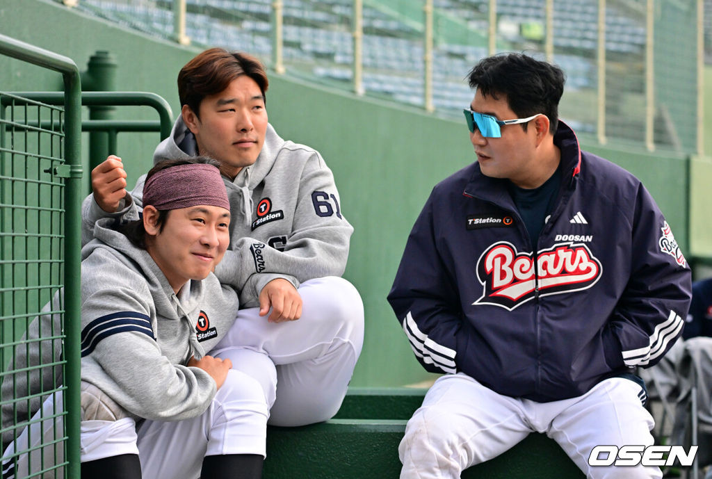 두산 베어스가 25일 일본 미야자키 산마린 스타디움에서 일본프로야구 세이부 라이온스와의 구춘대회 첫 경기를 가졌다.이날 두산은 세이부에 3-6으로 패했다. 두산 박찬호, 최원준, 양의지가 경기를 지켜보고 있다. 2026.02.25 /jpnews@osen.co.kr