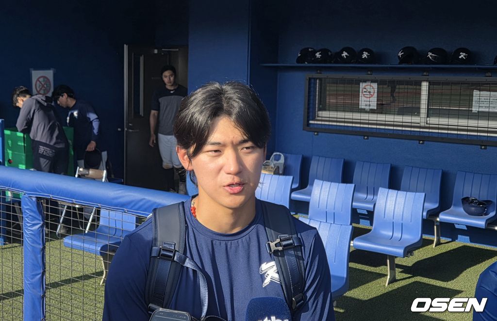 WBC 대표팀 김도영이 26일 일본 오키나와 가데나 야구장에서 프로야구 삼성 라이온즈와 연습경기에서 홈런 포함 3안타로 할약한 후 취재진과 인터뷰를 하고 있다. /orange@osen.co.kr 