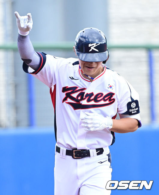 [OSEN=오키나와(일본), 최규한 기자] 2026 WBC(월드베이스볼클래식)를 준비하는 대한민국 야구 대표팀이 26일 일본 오키나와 가데나 야구장에서 프로야구 삼성 라이온즈와 연습경기를 펼쳤다. 야구 대표팀은 오키나와에서 국내 팀들과 6차례 연습경기를 치르며 전력을 끌어올릴 예정이다.5회말 1사 주자없는 상황 대표팀 김도영이 달아나는 솔로포를 날리고 그라운드를 돌며 기뻐하고 있다. 2026.02.26 / dreamer@osen.co.kr