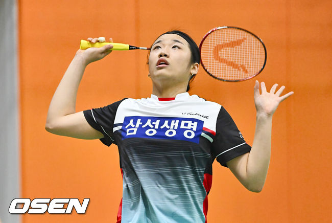 [OSEN=밀양, 이석우 기자] 제105회 전국체육대회 배드민턴 대회가 9일 경남 밀양 배드민턴 경기장에서 열렸다. 올해 전국체육대회는 11일부터 17일까지 경남 김해종합운동장 등 75개 경기장에서 47개 정식 종목과 2개 시범 종목 경기가 펼쳐진다.부산 안세영(삼성생명)이 인천 심유진(인천국제공항공사스카이몬스)과 경기를 펼치고 있다. 2024.10.09 / foto0307@osen.co.kr