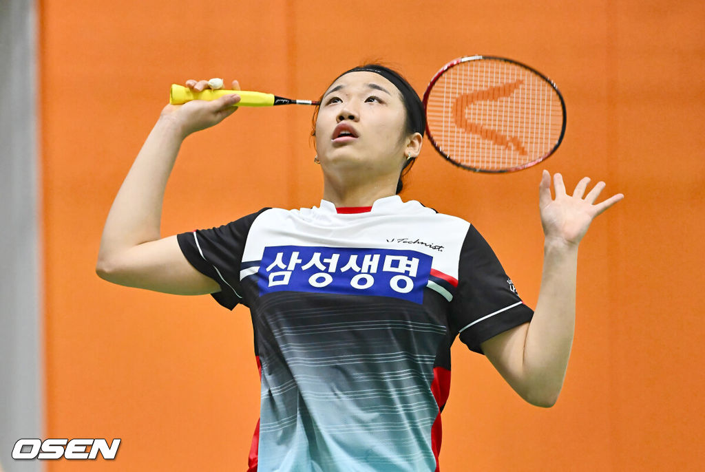 제105회 전국체육대회 배드민턴 대회가 9일 경남 밀양 배드민턴 경기장에서 열렸다. 올해 전국체육대회는 11일부터 17일까지 경남 김해종합운동장 등 75개 경기장에서 47개 정식 종목과 2개 시범 종목 경기가 펼쳐진다.부산 안세영(삼성생명)이 인천 심유진(인천국제공항공사스카이몬스)과 경기를 펼치고 있다. 2024.10.09 / foto0307@osen.co.kr