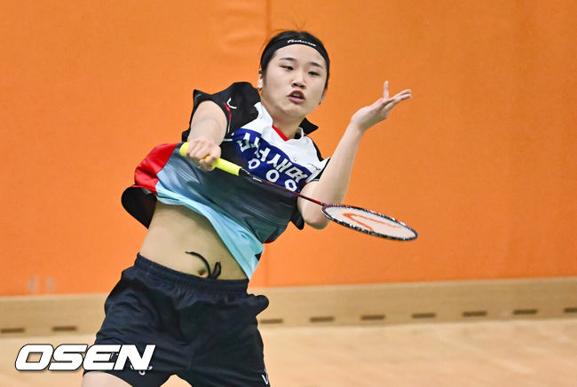 [OSEN=밀양, 이석우 기자] 제105회 전국체육대회 배드민턴 대회가 9일 경남 밀양 배드민턴 경기장에서 열렸다. 올해 전국체육대회는 11일부터 17일까지 경남 김해종합운동장 등 75개 경기장에서 47개 정식 종목과 2개 시범 종목 경기가 펼쳐진다.부산 안세영(삼성생명)이 인천 심유진(인천국제공항공사스카이몬스)과 경기를 펼치고 있다. 2024.10.09 / foto0307@osen.co.kr