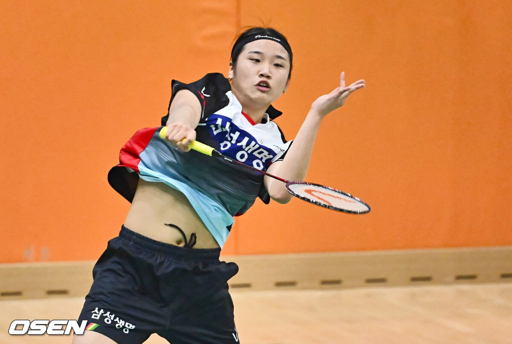 제105회 전국체육대회 배드민턴 대회가 9일 경남 밀양 배드민턴 경기장에서 열렸다. 올해 전국체육대회는 11일부터 17일까지 경남 김해종합운동장 등 75개 경기장에서 47개 정식 종목과 2개 시범 종목 경기가 펼쳐진다.부산 안세영(삼성생명)이 인천 심유진(인천국제공항공사스카이몬스)과 경기를 펼치고 있다. 2024.10.09 / foto0307@osen.co.kr