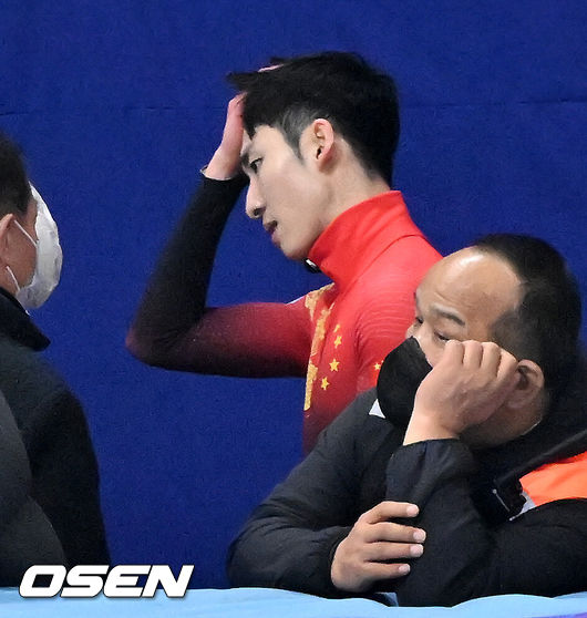 11일 서울 목동 아이스링크에서 '2023 KB금융 국제빙상경기연맹(ISU) 쇼트트랙 세계선수권대회' 본선 경기가 진행됐다.남자 500m 결승에서 중국 린샤오쥔(한국명 임효준)이 페널티로 실격이 된 후 퇴장하며 아쉬워하고 있다. 2023.03.11 / rumi@osen.co.kr