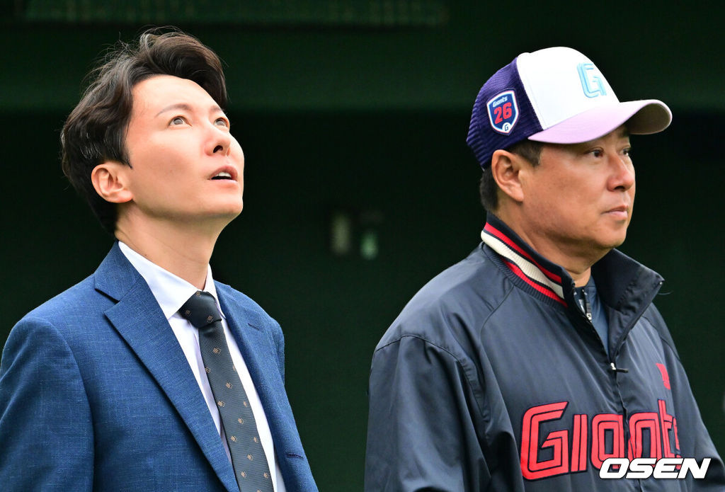 26일 일본 미야자키 산마린 스타디움에서 두산 베어스와 롯데 자이언츠의 구춘대회 경기가 열렸다.이날 두산은 이영하, 롯데는 쿄아마가 선발로 나섰다.경기에 앞서 롯데 박준혁 단장과 김태형 감독이 이야기를 나누고 있다. 2026.02.26 /jpnews@osen.co.kr