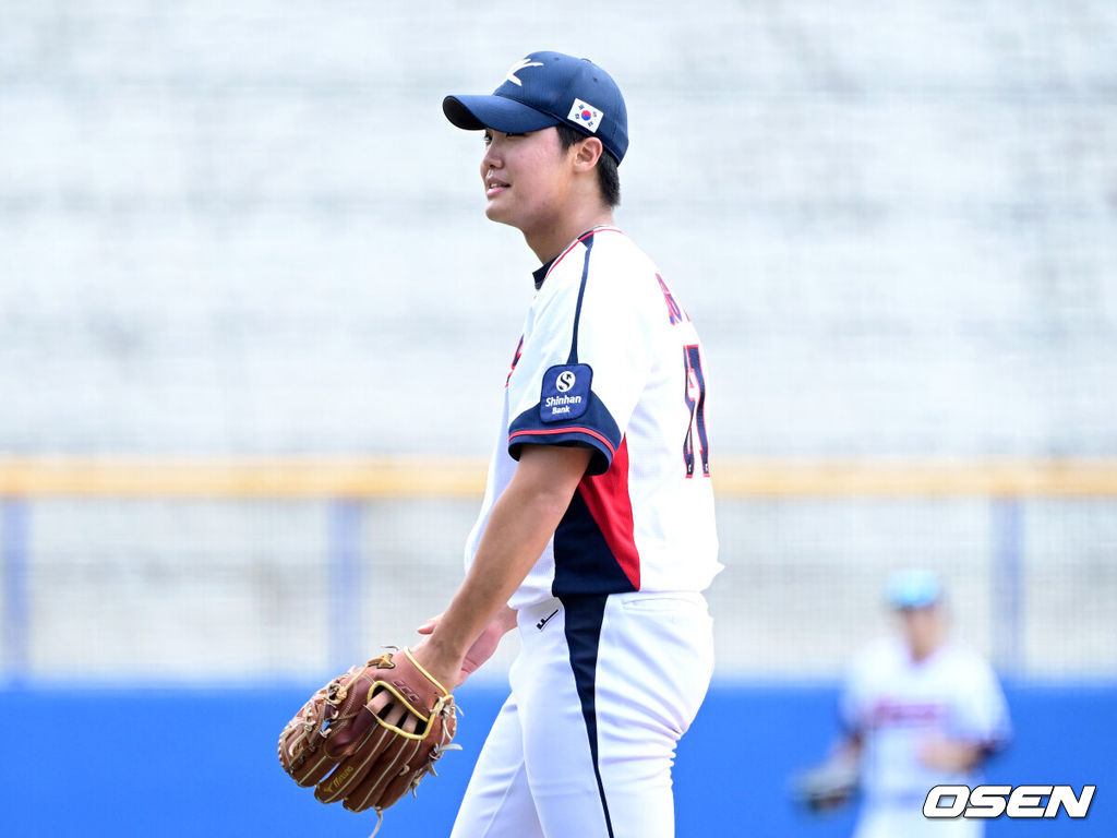 2026 WBC(월드베이스볼클래식)를 준비하는 대한민국 야구 대표팀이 26일 일본 오키나와 가데나 야구장에서 프로야구 삼성 라이온즈와 연습경기를 펼쳤다. 야구 대표팀은 오키나와에서 국내 팀들과 6차례 연습경기를 치르며 전력을 끌어올릴 예정이다.6회초 삼성 공격을 무실점으로 막아낸 대표팀 투수 정우주가 더그아웃으로 향하고 있다. 2026.02.26 / dreamer@osen.co.kr