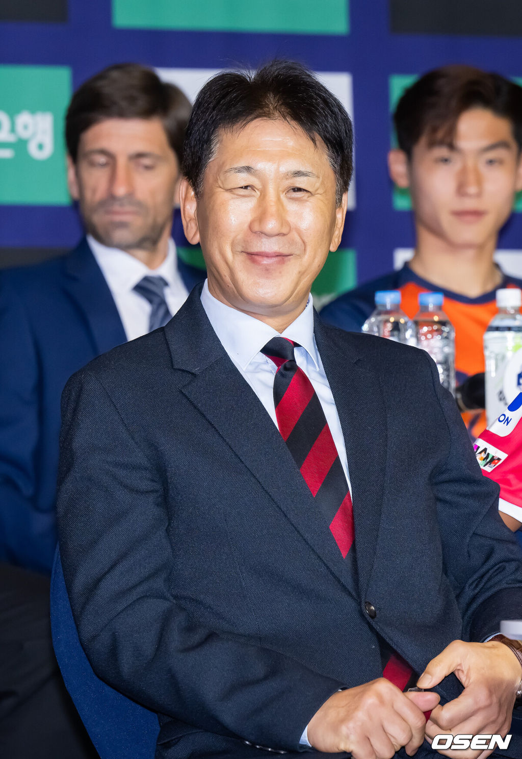 25일 서울 서대문구 스위스그랜드 호텔 컨벤션센터에서 하나은행 K리그 2026 개막 미디어데이가 진행됐다.프로축구 K리그 29개 구단이 새 시즌 개막을 앞두고 저마다 당찬 출사표를 던졌다. 포항 스틸러스 박태하 감독이 미소 짓고 있다. 2026.02.25 / soul1014@osen.co.kr