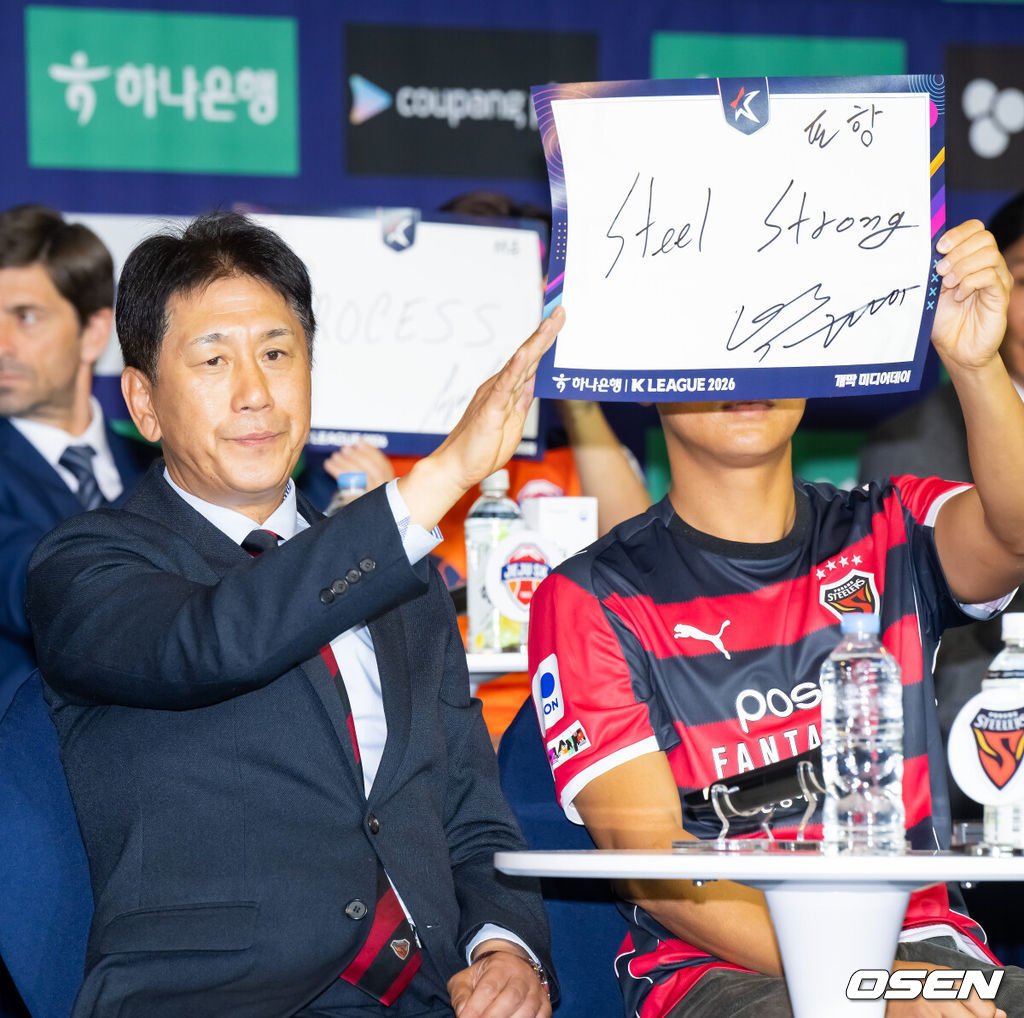 25일 서울 서대문구 스위스그랜드 호텔 컨벤션센터에서 하나은행 K리그 2026 개막 미디어데이가 진행됐다.프로축구 K리그 29개 구단이 새 시즌 개막을 앞두고 저마다 당찬 출사표를 던졌다. 포항 스틸러스 박태하 감독이 포즈를 취하고 있다. 2026.02.25 / soul1014@osen.co.kr