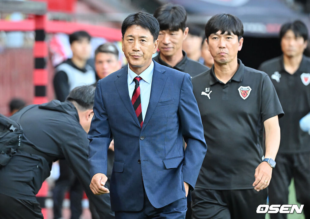 19일 포항 스틸야드에서 하나은행 K리그1 2025 포항 스틸러스와 전북 현대의 경기가 열렸다. 포항으로 이적한 기성용이 포항 유니폼을 입고 첫 출전한다. 포항 스틸러스 박태하 감독이 경기장에 입장하고 있다. 2025.07.19 / foto0307@osen.co.kr