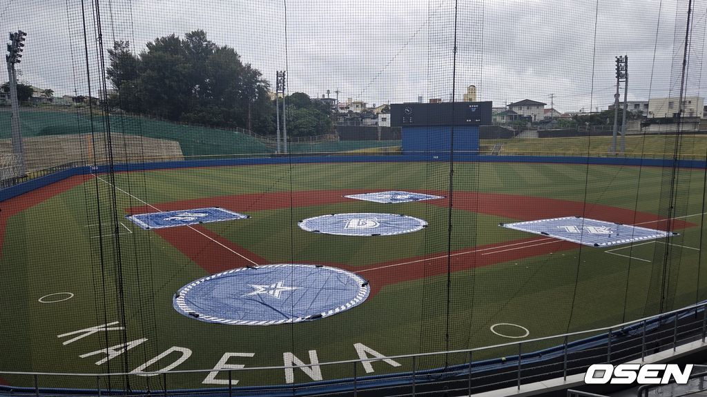 WBC 대표팀은 27일 일본 오키나와 가데나 구장에서 KT 위즈와 연습경기를 치를 예정이었으나 우천으로 취소됐다. 방수포가 덮혀져 있는 가데나 구장. /orange@osen.co.kr