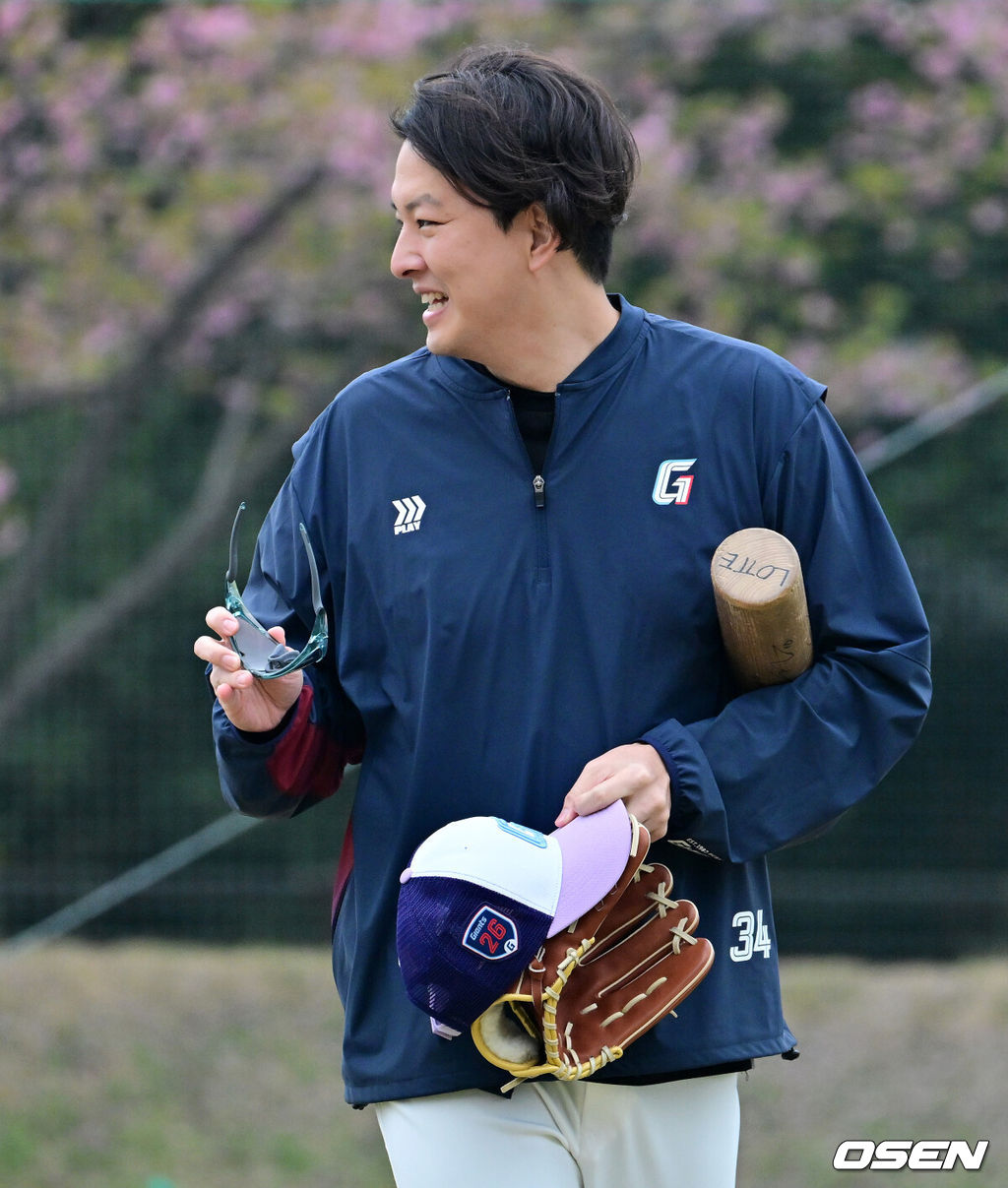 26일 일본 미야자키 산마린 스타디움에서 두산 베어스와 롯데 자이언츠의 구춘대회 경기가 열렸다.두 팀의 맞대결은 롯데가 6-2로 앞선 3회말 악천후로 인해 노게임 선언됐다. 경기에 앞서 롯데 김원중이 훈련을 준비하고 있다. 2026.02.26 /jpnews@osen.co.kr