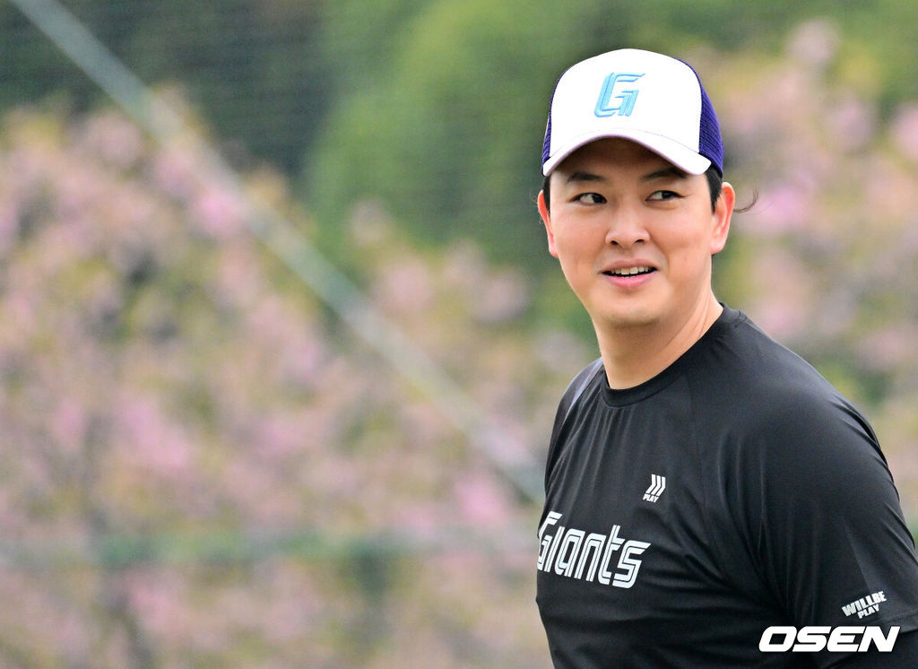 26일 일본 미야자키 산마린 스타디움에서 두산 베어스와 롯데 자이언츠의 구춘대회 경기가 열렸다.두 팀의 맞대결은 롯데가 6-2로 앞선 3회말 악천후로 인해 노게임 선언됐다. 경기에 앞서 롯데 김원중이 캐치볼을 하고 있다. 2026.02.26 /jpnews@osen.co.kr