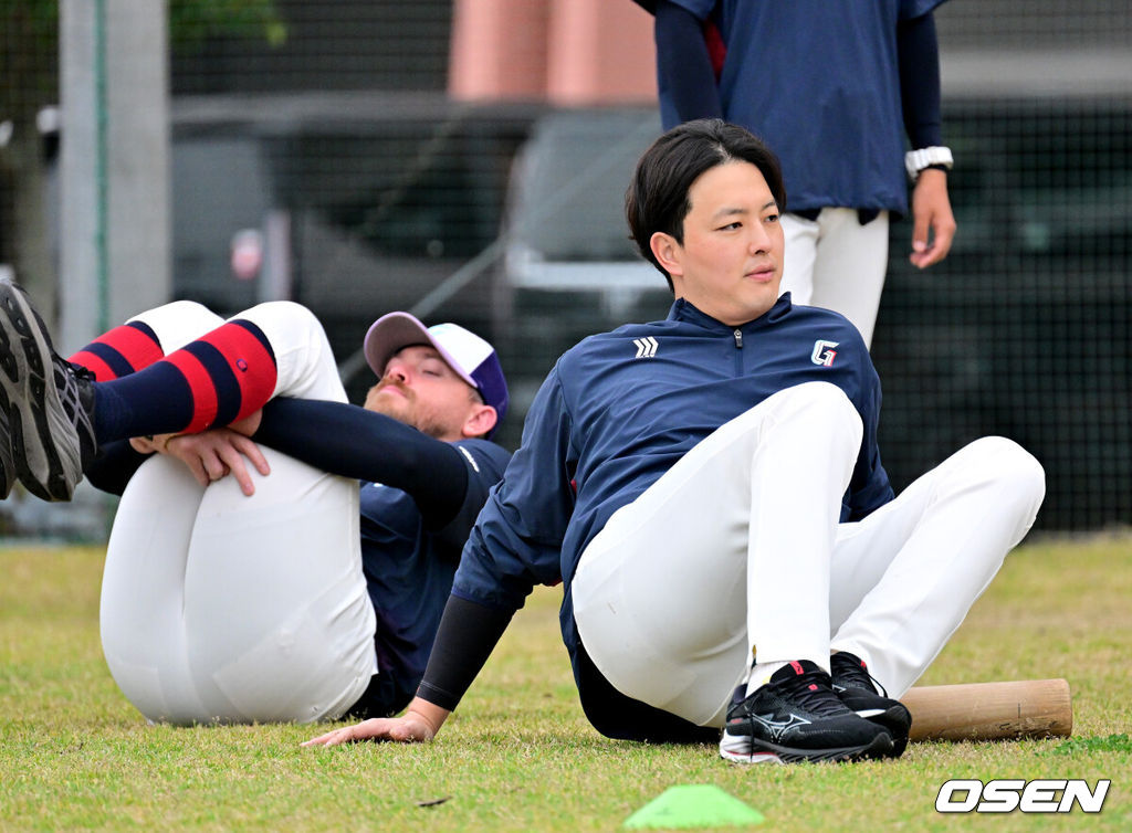 26일 일본 미야자키 산마린 스타디움에서 두산 베어스와 롯데 자이언츠의 구춘대회 경기가 열렸다.두 팀의 맞대결은 롯데가 6-2로 앞선 3회말 악천후로 인해 노게임 선언됐다. 경기에 앞서 롯데 김원중이 스트레칭을 하고 있다. 2026.02.26 /jpnews@osen.co.kr