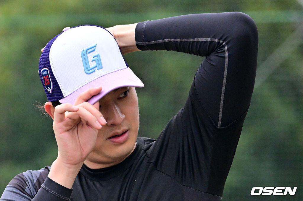 26일 일본 미야자키 산마린 스타디움에서 두산 베어스와 롯데 자이언츠의 구춘대회 경기가 열렸다.두 팀의 맞대결은 롯데가 6-2로 앞선 3회말 악천후로 인해 노게임 선언됐다. 경기에 앞서 롯데 김원중이 훈련을 하고 있다. 2026.02.26 /jpnews@osen.co.kr