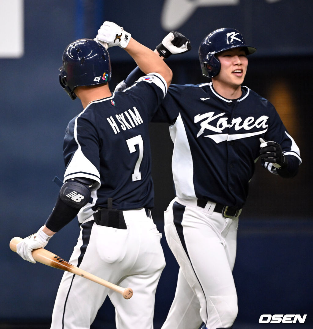 7일 오사카 교세라돔에서 2023 WBC(월드베이스볼클래식) 에 참가한 한국 야구대표팀이 한신 타이거즈와 연습경기를 가졌다.8회초 무사 선두타자 김혜성이 우측 담장을 넘기는 솔로 홈런을 치고 동료들의 환영을 받고 있다.2023.03.07/spjj@osen.co.kr