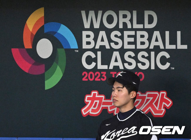 [OSEN=도쿄(일본), 손용호 기자] 이강철 감독이 이끄는 대한민국 대표팀이 13일 오후 일본 도쿄돔에서 2023 월드베이스볼클래식(WBC) B조 1라운드 4차전 중국과의 경기를 가졌다.경기 종료 후 한국 김혜성이 더그아웃에 남아 그라운드를 바라보고 있다. 2023.03.13 /spjj@osen.co.kr