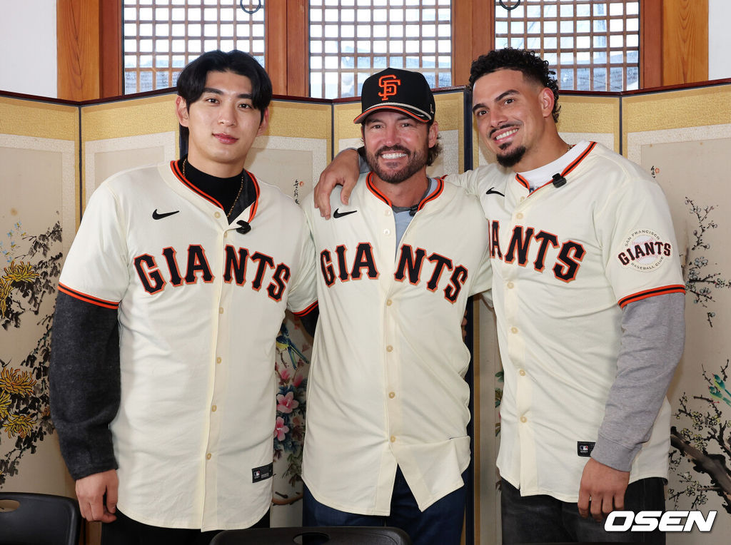 6일 서울 종로구 클래식고택 디토에서 미국 프로야구 메이저리그 베이스볼(MLB) 샌프란시스코 자이언츠 한국 방문 미디어데이가 열렸다. 이날 한국 문화 체험 행사에 샌프란시스코 자이언츠 이정후, 토니 비텔로 감독, 윌리 아다메스가 참석했다.이정후, 토니 비텔로 감독, 윌리 아다메스가 포토타임을 가지고 있다. 2026.01.06 /sunday@osen.co.kr