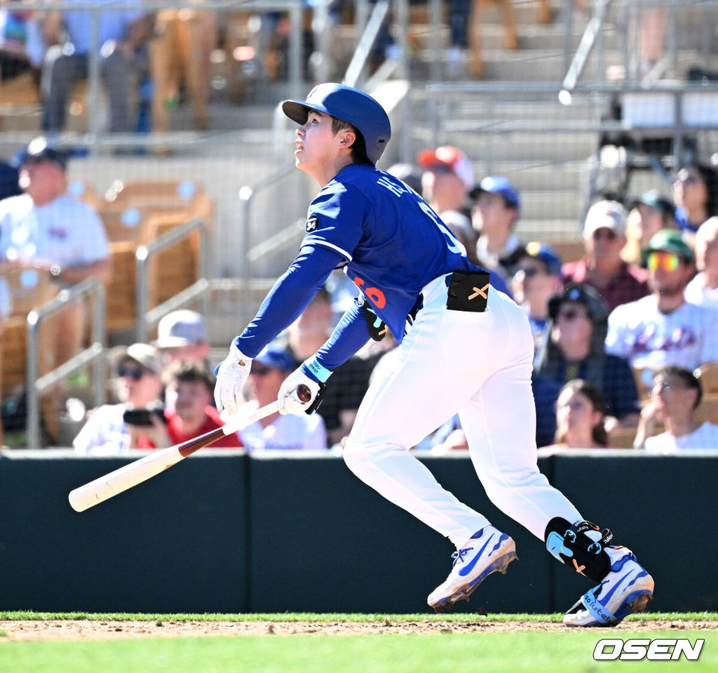 26일(한국시간) 미국 애리조나주 글렌데일 캐멀백 랜치에서 2025 메이저리그 시범경기 LA 다저스와 시애틀 매리너스의 경기가 열렸다.김혜성은 다저스와 최대 3+2년 2200만 달러(약 320억원) 계약에 합의하며 메이저리그 진출에 성공했다.4회말 1사에서 LA 다저스 김혜성이 외야플라이로 물러나고 있다. 2025.02.26 / sunday@osen.co.kr