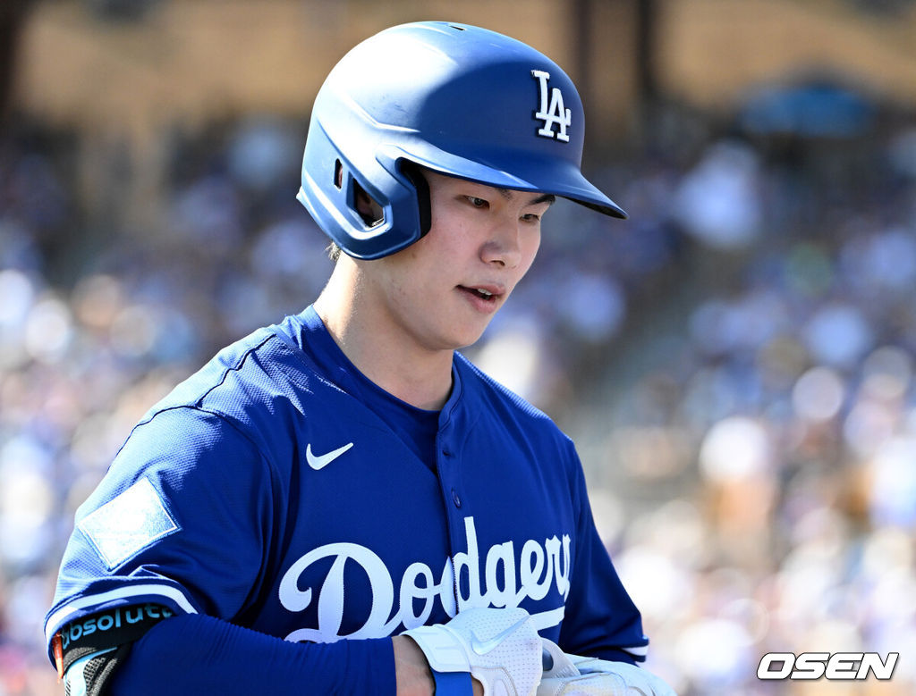 21일(한국시간) 미국 애리조나주 글렌데일 캐멀백 랜치에서 2025 메이저리그 LA 다저스와 시카고 컵스의 시범 경기가 열렸다.김혜성은 다저스와 최대 3+2년 2200만 달러(약 320억원) 계약에 합의하며 메이저리그 진출에 성공했다.2회말 무사 2,3루에서 LA 다저스 김혜성이 땅볼을 치고 더그아웃으로 가고 있다. 2025.02.21 / sunday@osen.co.kr