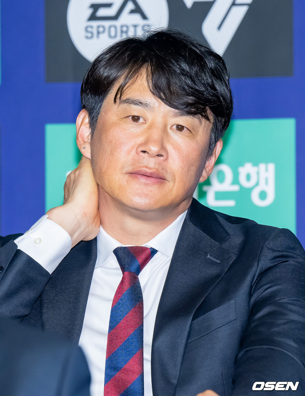 25일 서울 서대문구  스위스그랜드 호텔 컨벤션센터에서 하나은행 K리그 2026 개막 미디어데이(2부 K리그2)가 진행됐다.프로축구 K리그 29개 구단이 새 시즌 개막을 앞두고 저마다 당찬 출사표를 던졌다. 수원FC 박건하 감독이 질문을 듣고 있다.  2026.02.25 / soul1014@osen.co.kr