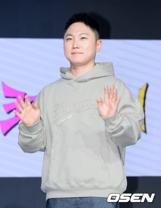 [OSEN=이대선 기자] 27일 오후 서울 마포구 쇼킹케이팝센터에서 ENA 새 예능 ‘크레이지 투어’ 제작발표회가 열렸다.  '크레이지 투어'는 도파민과 스릴에 굶주린 4인방, 비(정지훈), 김무열, 빠니보틀, 이승훈(WINNER)이 전 세계 곳곳에 숨어 있는 '크레이지'한 도전을 찾아 떠나는 지구상 가장 미친 여행 예능이다.  오동인 PD, 빠니보틀, 비, 김무열, 이승훈, 송가희 PD가 포토타임을 가지고 있다. 2026.02.27 /sunday@osen.co.kr