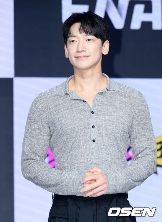 [OSEN=이대선 기자] 27일 오후 서울 마포구 쇼킹케이팝센터에서 ENA 새 예능 ‘크레이지 투어’ 제작발표회가 열렸다.  '크레이지 투어'는 도파민과 스릴에 굶주린 4인방, 비(정지훈), 김무열, 빠니보틀, 이승훈(WINNER)이 전 세계 곳곳에 숨어 있는 '크레이지'한 도전을 찾아 떠나는 지구상 가장 미친 여행 예능이다.  오동인 PD, 빠니보틀, 비, 김무열, 이승훈, 송가희 PD가 포토타임을 가지고 있다. 2026.02.27 /sunday@osen.co.kr