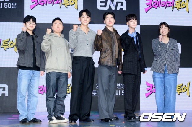[OSEN=이대선 기자] 27일 오후 서울 마포구 쇼킹케이팝센터에서 ENA 새 예능 ‘크레이지 투어’ 제작발표회가 열렸다.  '크레이지 투어'는 도파민과 스릴에 굶주린 4인방, 비(정지훈), 김무열, 빠니보틀, 이승훈(WINNER)이 전 세계 곳곳에 숨어 있는 '크레이지'한 도전을 찾아 떠나는 지구상 가장 미친 여행 예능이다.  오동인 PD, 빠니보틀, 비, 김무열, 이승훈, 송가희 PD가 포토타임을 가지고 있다. 2026.02.27 /sunday@osen.co.kr