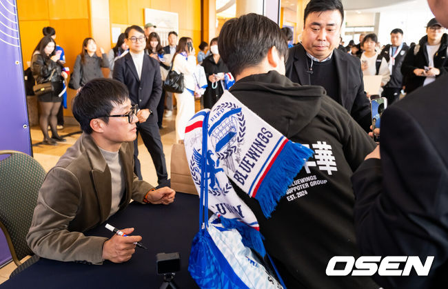 [OSEN=박준형 기자] 25일 서울 서대문구  스위스그랜드 호텔 컨벤션센터에서 하나은행 K리그 2026 개막 미디어데이(2부 K리그2)가 진행됐다.프로축구 K리그 29개 구단이 새 시즌 개막을 앞두고 저마다 당찬 출사표를 던졌다. 수원 삼성 이정효 감독이 팬들에게 사인을 해주고 있다.   2026.02.25 / soul1014@osen.co.kr