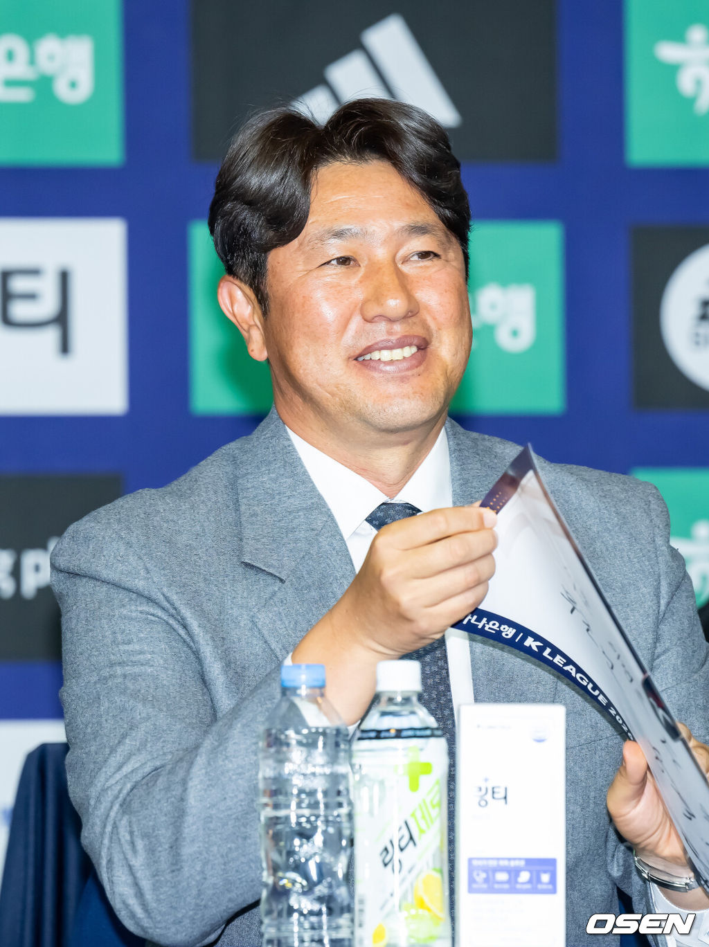 25일 서울 서대문구  스위스그랜드 호텔 컨벤션센터에서 하나은행 K리그 2026 개막 미디어데이(2부 K리그2)가 진행됐다.프로축구 K리그 29개 구단이 새 시즌 개막을 앞두고 저마다 당찬 출사표를 던졌다. 서울E 김도균 감독이 미소 짓고 있다.    2026.02.25 / soul1014@osen.co.kr