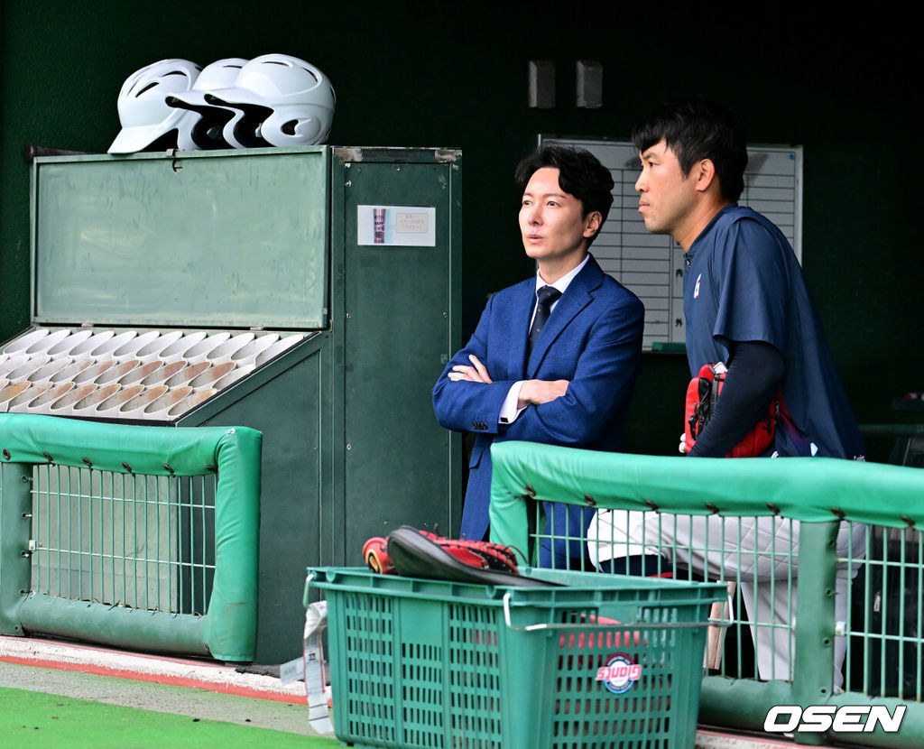 26일 일본 미야자키 산마린 스타디움에서 두산 베어스와 롯데 자이언츠의 구춘대회 경기가 열렸다.두 팀의 맞대결은 롯데가 6-2로 앞선 3회말 악천후로 인해 노게임 선언됐다. 경기에 앞서 롯데 박준혁 단장과 전준우가 이야기를 나누고 있다. 2026.02.26 /jpnews@osen.co.kr
