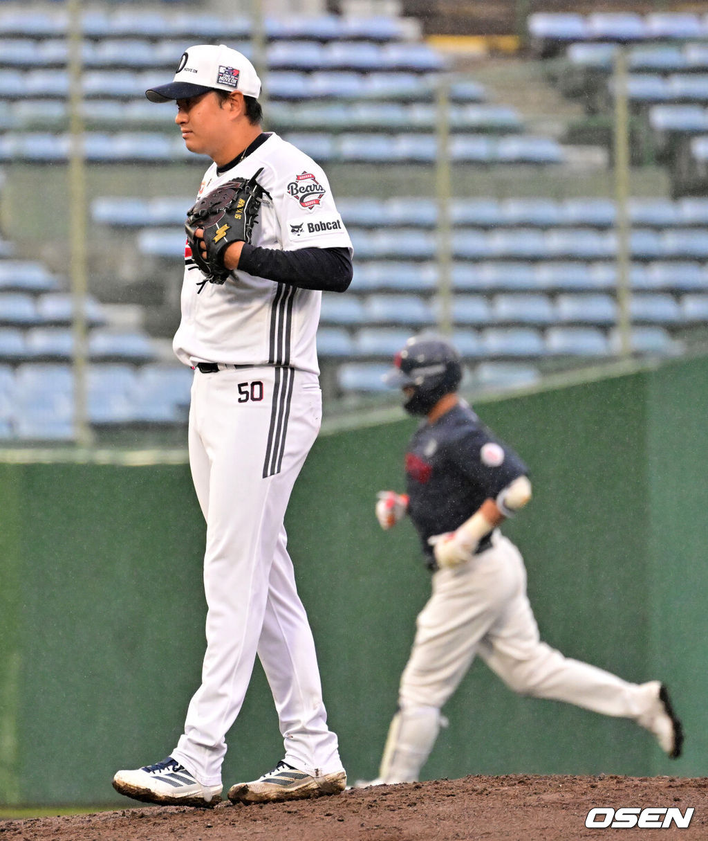 26일 일본 미야자키 산마린 스타디움에서 두산 베어스와 롯데 자이언츠의 구춘대회 경기가 열렸다.이날 두산은 이영하, 롯데는 쿄아마가 선발로 나섰다.3회초 무사 만루에서 두산 이영하가 롯데 김민성에 역전 만루 홈런을 허용하며 아쉬워하고 있다. 2026.02.26 /jpnews@osen.co.kr