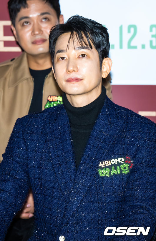 [OSEN=박준형 기자] 8일 오전 서울 용산아이파크몰 내 용산 CGV에서 영화 '신의 악단' 제작보고회가 진행됐다.‘신의악단’은 북한에 외화벌이를 위해 가짜 찬양단이 창설되며 벌어지는 이야기를 그린 작품으로 이날 제작보고회에는 김형협&nbsp;감독과 배우 박시후, 정진운,&nbsp;태항호,&nbsp;장지건,&nbsp;한정완,&nbsp;문경민, 고혜진, 최선자, 서동원, 강승완, 신한결이 참석했다. 박시후가 질문을 듣고 있다.   2025.12.08 / soul1014@osen.co.kr