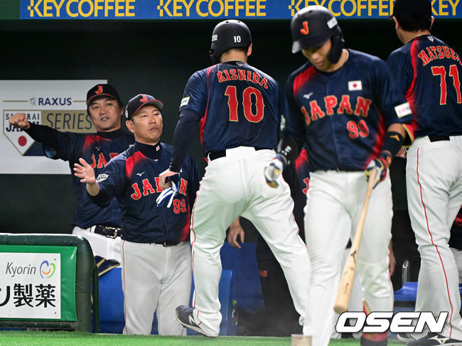 [OSEN=도쿄(일본), 조은정 기자] 16일 오후 일본 도쿄돔에서  ‘2025 NAVER K-BASEBALL SERIES’ 대한민국과 일본의 2차전 경기가 열렸다.한국은 정우주, 일본은 카네마루 유메토를 선발투수로 내세웠다.4회초 1사 만루에서 일본 이소바타 료타의 밀어내기 볼넷 때 홈을 밟은 기시다 유키노리가 더그아웃에서 이바타 히로카즈 감독과 환호하고 있다. 2025.11.16 /cej@osen.co.kr
