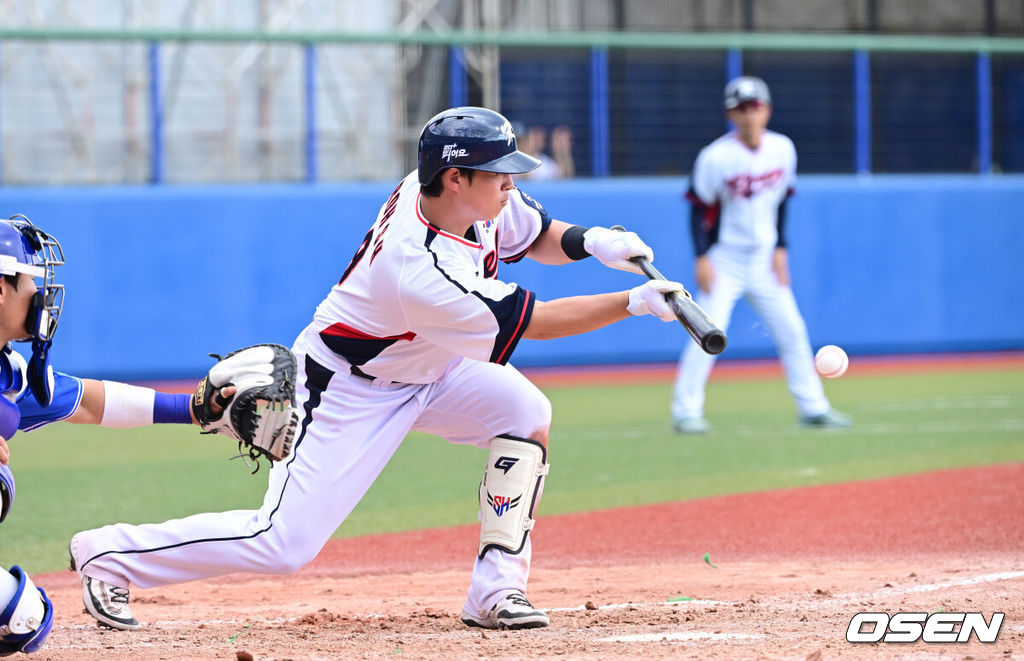 2026 WBC(월드베이스볼클래식)를 준비하는 대한민국 야구 대표팀이 26일 일본 오키나와 가데나 야구장에서 프로야구 삼성 라이온즈와 연습경기를 펼쳤다. 5회말 무사 1, 2루 상황 대표팀 노시환이 희생 번트를 대고 있다. 2026.02.26 / dreamer@osen.co.kr