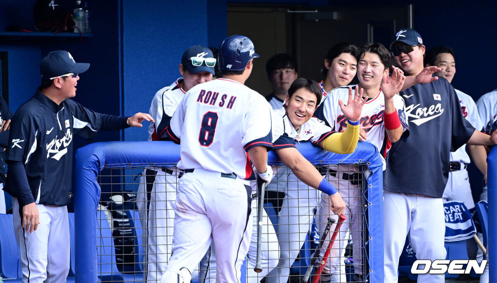 2026 WBC(월드베이스볼클래식)를 준비하는 대한민국 야구 대표팀이 26일 일본 오키나와 가데나 야구장에서 프로야구 삼성 라이온즈와 연습경기를 펼쳤다. 5회말 무사 1, 2루 상황 대표팀 노시환이 희생 번트를 대고 더그아웃으로 향하며 동료들과 인사를 나누고 있다. 2026.02.26 / dreamer@osen.co.kr