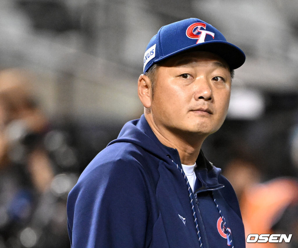 13일 오후 대만 타이베이돔에서 세계야구소프트볼연맹(WBSC) 프리미어12 2024 B조 1차전 대한민국과 대만의 경기가 열릴 예정이다.대한민국은 1차전 선발투수로 고영표, 대만은 린위민을 내세웠다.경기에 앞서 대만 쩡하오주 감독이 훈련을 바라보고 있다. 2024.11.13 /sunday@osen.co.kr