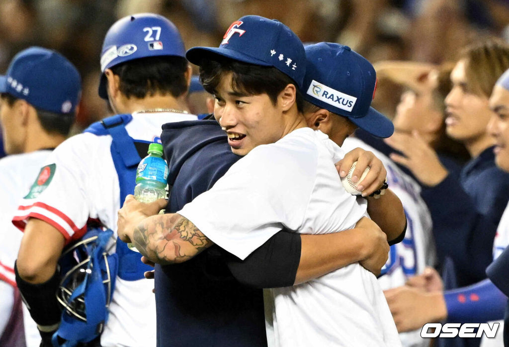 그 어떤 대표팀보다 분위기가 좋다고 자부했던 류중일호가 프리미어12 B조 조별예선 첫 경기에서 충격패를 당했다. 류중일 감독이 이끄는 한국 야구대표팀은 13일 대만 타이베이 타이베이돔에서 펼쳐진 2024 WBSC 프리미어12 B조 조별예선 대만과의 1차전에서 3-6으로 패했다. 대만이 승리를 거둔 뒤 선발 린위민과 쩡하오주 감독이 포옹을 나누고 있다. 2024.11.13 /sunday@osen.co.kr