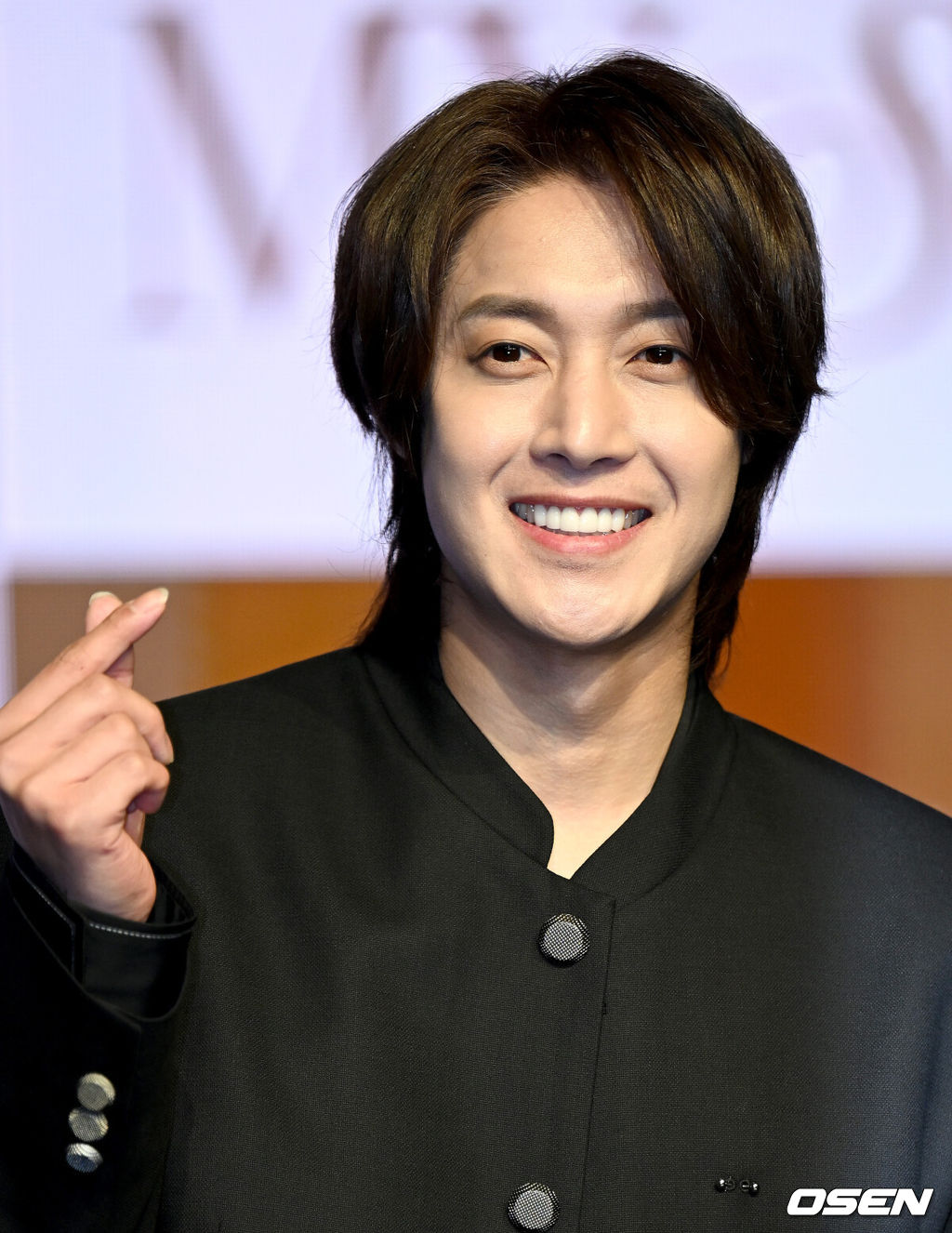 27일 오후 서울 강남구 일지아트홀에서 가수 김현중의 세 번째 정규 앨범 ‘MY SUN‘ 발매 기념 쇼케이스가 열렸다. 이번 앨범 ‘MY SUN’은 세계 최초로 달에 도착해 달의 뒷면을 마주한 최초의 인간인 마이클 콜린스의 생을 모티브로 그가 지구에 귀환해 느꼈을 소중한 것들에 관한 이야기를 김현중의 통찰과 상상력을 더해 담아냈다.가수 김현중이 포토타임을 갖고 있다. 2023.02.27 /ksl0919@osen.co.kr