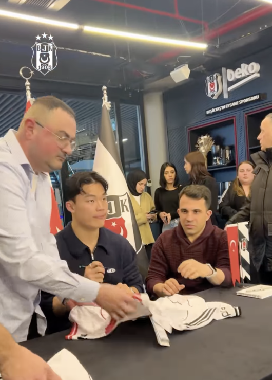 [사진] 사인회를 하는 오현규 / 베식타시 sns