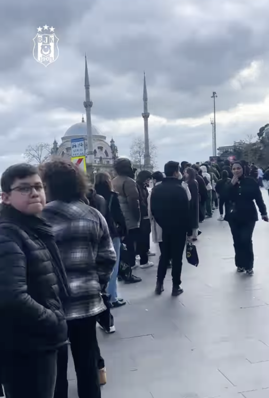 [사진] 오현규 사인회를 기다리는 베식타시 팬들