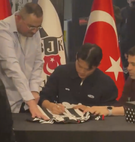 [사진] 하루 아침에 14억 원 이상을 팔아치운 오현규 유니폼