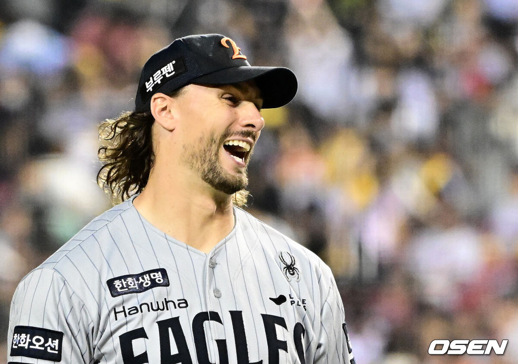 29일 오후 서울 잠실구장에서 ‘2025 신한 SOL Bank KBO리그’ LG 트윈스와 한화 이글스의 경기가 열렸다.이날 LG는 손주영, 한화는 라이언 와이스를 선발투수로 내세웠다.5회말 수비에서 실점 위기를 넘긴 한화 와이스가 미소짓고 있다. 2025.05.29 /jpnews@osen.co.kr
