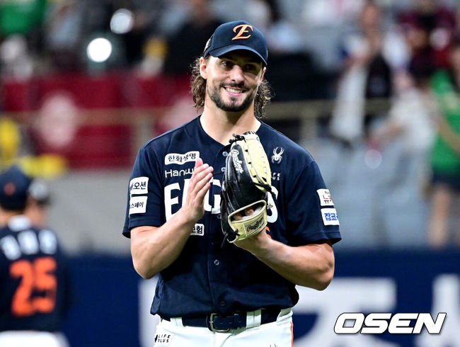 [OSEN=고척, 최규한 기자] 6일 서울 고척스카이돔에서 ‘2025 신한 SOL Bank KBO리그’ 키움 히어로즈와 한화 이글스의 경기가 열렸다.홈팀 키움은 박주성, 방문팀 한화는 라이언 와이스를 선발로 내세웠다.5회말 1사 주자없는 상황 키움 어준서의 내야 땅볼 때 한화 선발 와이스가 유격수 심우준의 호수비에 미소짓고 있다. 2025.07.06 / dreamer@osen.co.kr