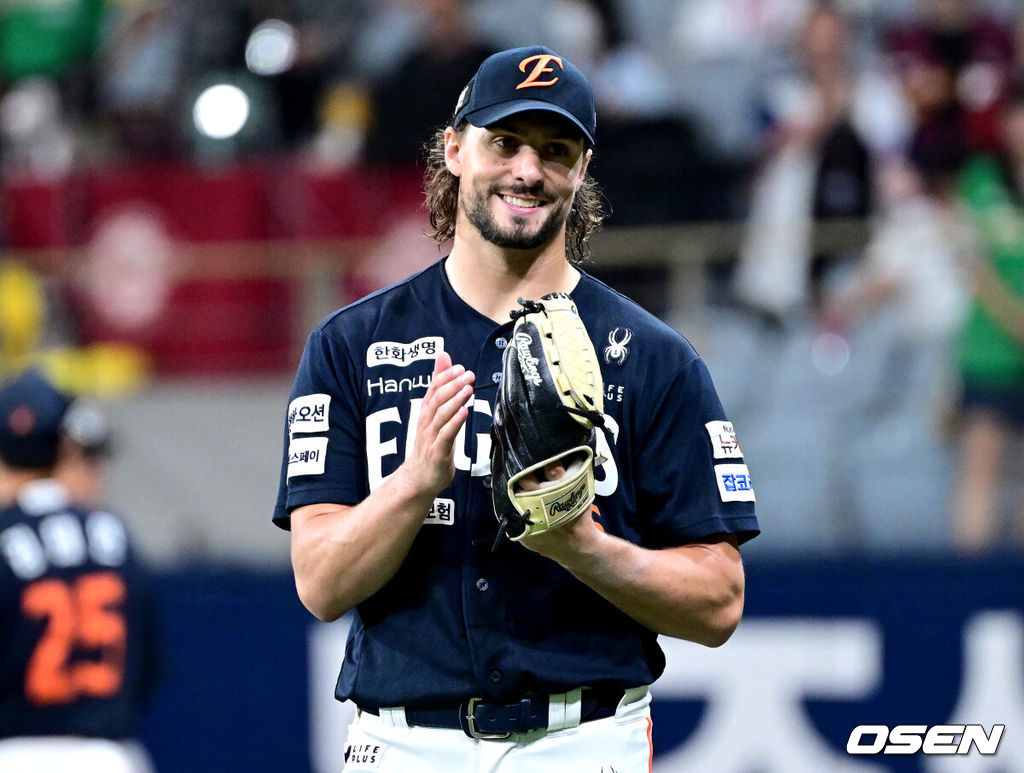 6일 서울 고척스카이돔에서 ‘2025 신한 SOL Bank KBO리그’ 키움 히어로즈와 한화 이글스의 경기가 열렸다.홈팀 키움은 박주성, 방문팀 한화는 라이언 와이스를 선발로 내세웠다.5회말 1사 주자없는 상황 키움 어준서의 내야 땅볼 때 한화 선발 와이스가 유격수 심우준의 호수비에 미소짓고 있다. 2025.07.06 / dreamer@osen.co.kr