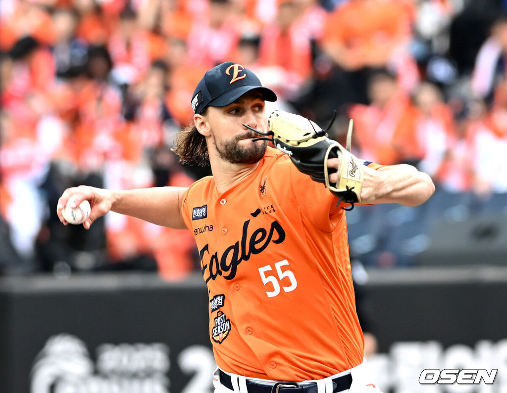 19일 오후 대전 한화생명볼파크에서 2025 신한 SOL Bank KBO리그 포스트시즌 플레이오프 2차전 한화 이글스와 삼성 라이온즈의 경기가 열렸다.한화는 라이언 와이스, 삼성은 최원태를 선발 투수로 내세웠다.한화 선발 투수 와이스가 힘차게 공을 뿌리고 있다. 2025.10.19 /spjj@osen.co.kr