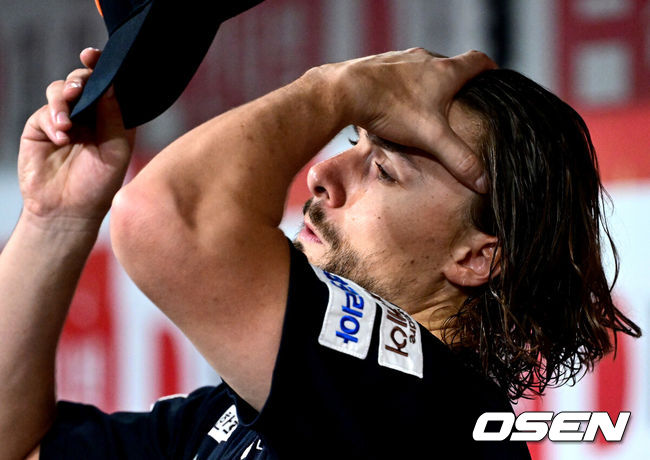 [OSEN=고척, 최규한 기자] 6일 서울 고척스카이돔에서 ‘2025 신한 SOL Bank KBO리그’ 키움 히어로즈와 한화 이글스의 경기가 열렸다.홈팀 키움은 박주성, 방문팀 한화는 라이언 와이스를 선발로 내세웠다.5회초 공격 때 한화 선발 와이스가 더그아웃에서 모자를 쓰고 있다. 2025.07.06 / dreamer@osen.co.kr