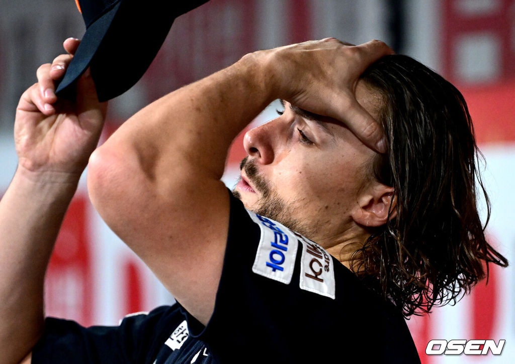 6일 서울 고척스카이돔에서 ‘2025 신한 SOL Bank KBO리그’ 키움 히어로즈와 한화 이글스의 경기가 열렸다.홈팀 키움은 박주성, 방문팀 한화는 라이언 와이스를 선발로 내세웠다.5회초 공격 때 한화 선발 와이스가 더그아웃에서 모자를 쓰고 있다. 2025.07.06 / dreamer@osen.co.kr