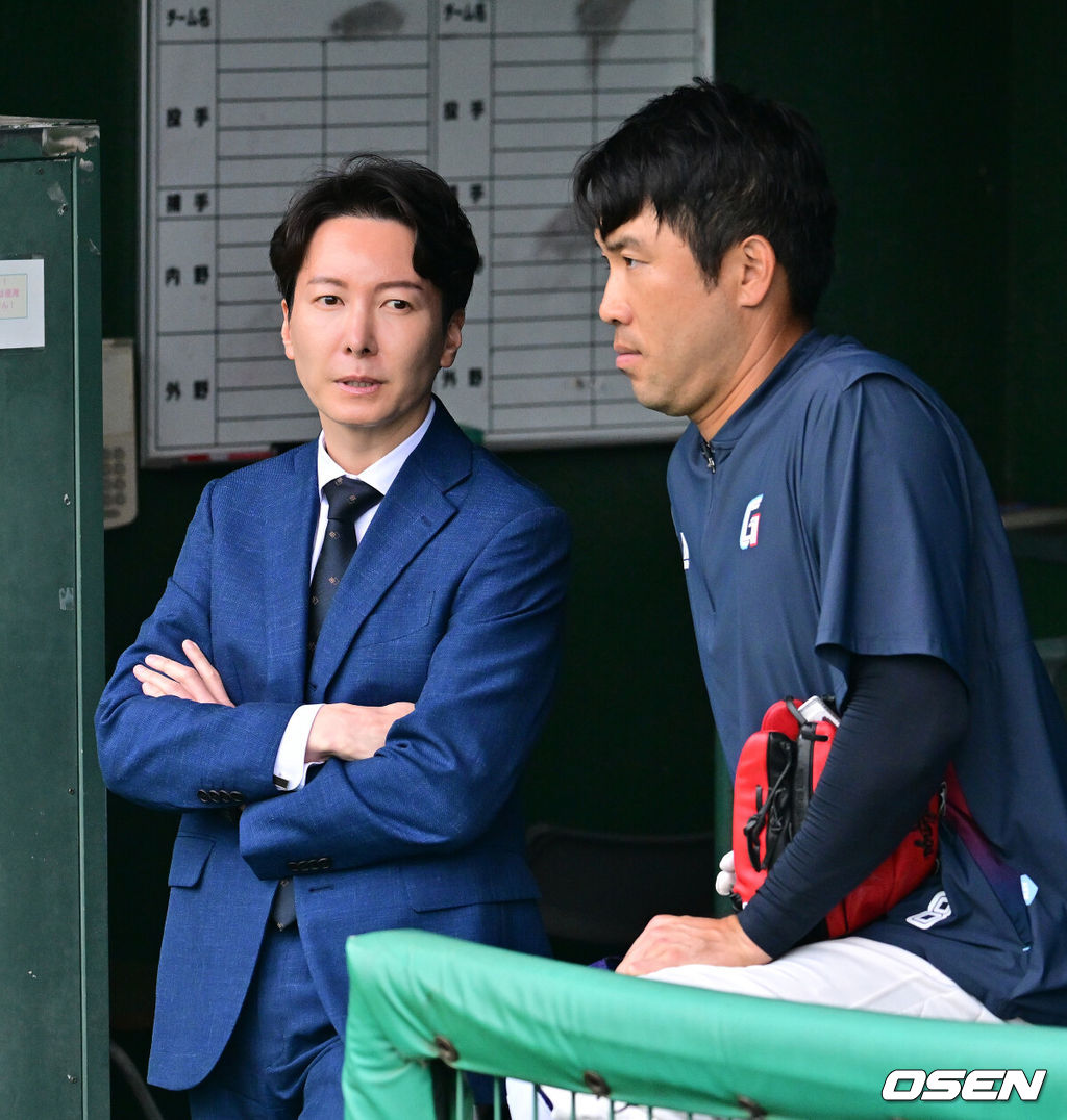 26일 일본 미야자키 산마린 스타디움에서 두산 베어스와 롯데 자이언츠의 구춘대회 경기가 열렸다.두 팀의 맞대결은 롯데가 6-2로 앞선 3회말 악천후로 인해 노게임 선언됐다. 경기에 앞서 롯데 박준혁 단장과 전준우가 이야기를 나누고 있다. 2026.02.26 /jpnews@osen.co.kr