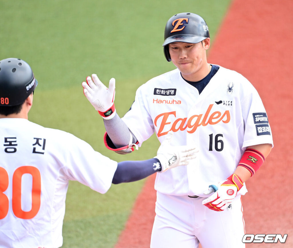 2026 WBC(월드베이스볼클래식)를 준비하는 대한민국 야구 대표팀이 23일 일본 오키나와 가데나 야구장에서 프로야구 한화 이글스와 연습경기를 펼쳤다. 야구 대표팀은 오키나와에서 국내 팀들과 6차례 연습경기를 치르며 전력을 끌어올릴 예정이다.4회말 2사에서 한화 하주석이 1타점 동점 적시타를 날리고 1루에 안착해 기뻐하고 있다. 2026.02.23 / dreamer@osen.co.kr