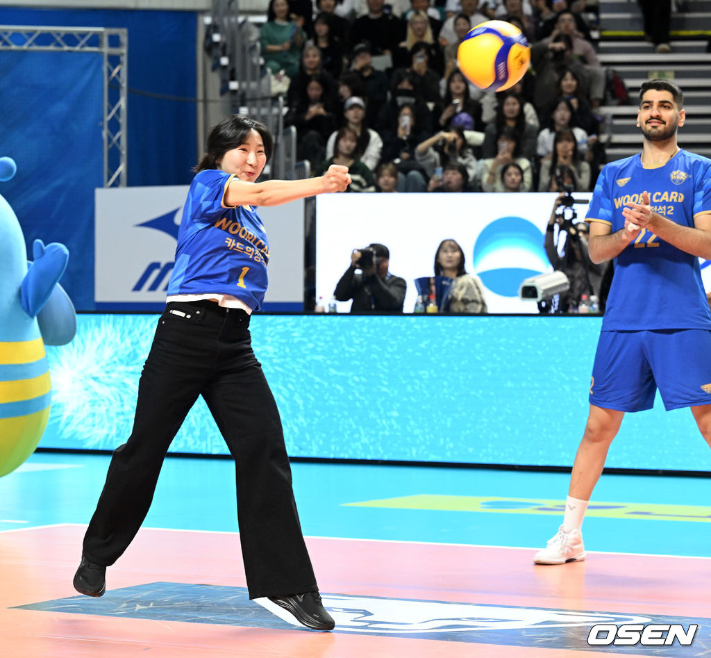 명품 시구에 선수들도 박수가 절로